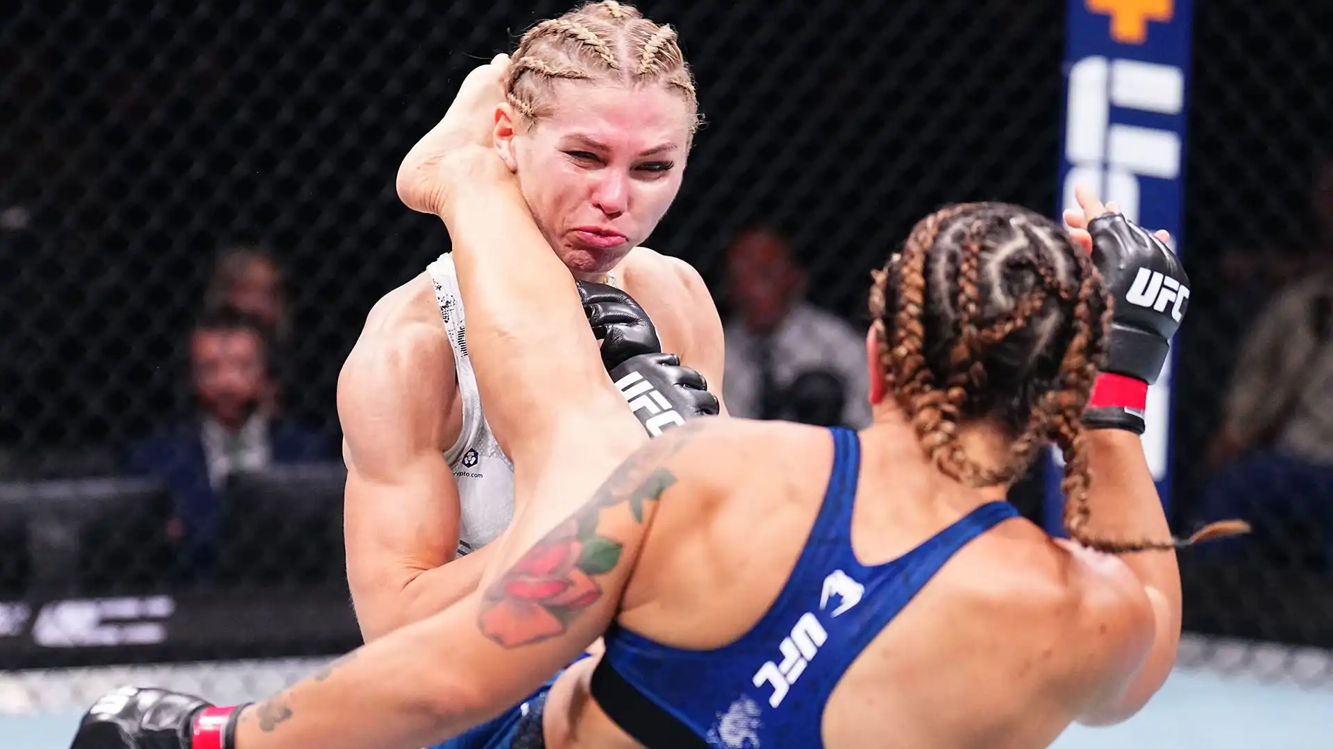 L'argentina Ailin Perez ha esultato in modo particolare dopo la vittoria contro la russa Daria Zheleznyakova ad un evento UFC a Parigi