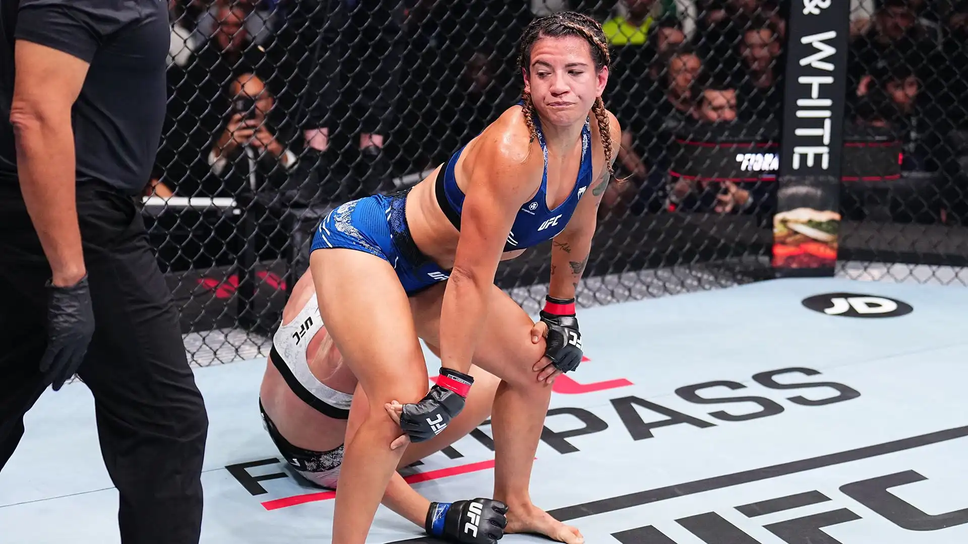 L'esultanza imbarazzante della lottatrice fa discutere in UFC