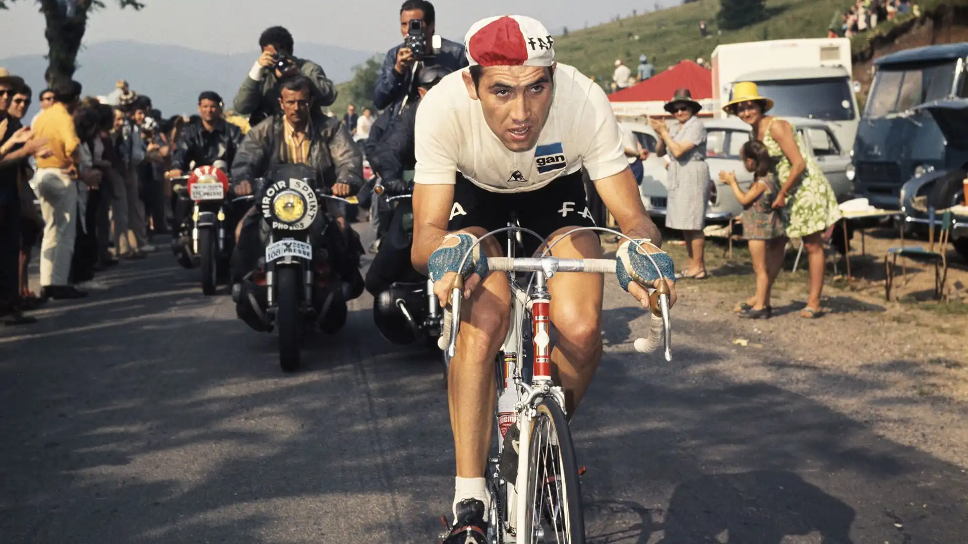 1) Eddy Merckx (5 Tour de France, 5 Giri d'Italia, 1 Vuelta, 3 Mondiali, 19 classiche monumento)