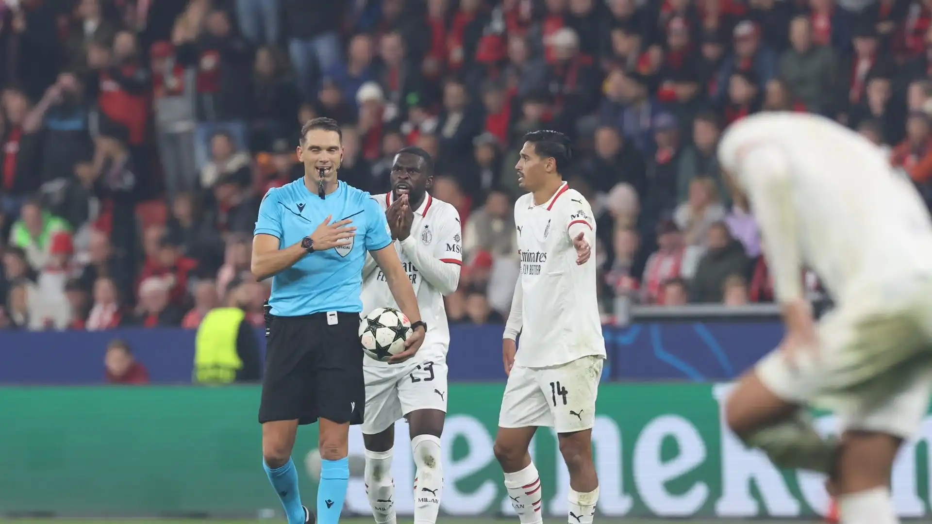 Grandi proteste del Milan contro l'arbitro svizzero dopo il ko di Leverkusen