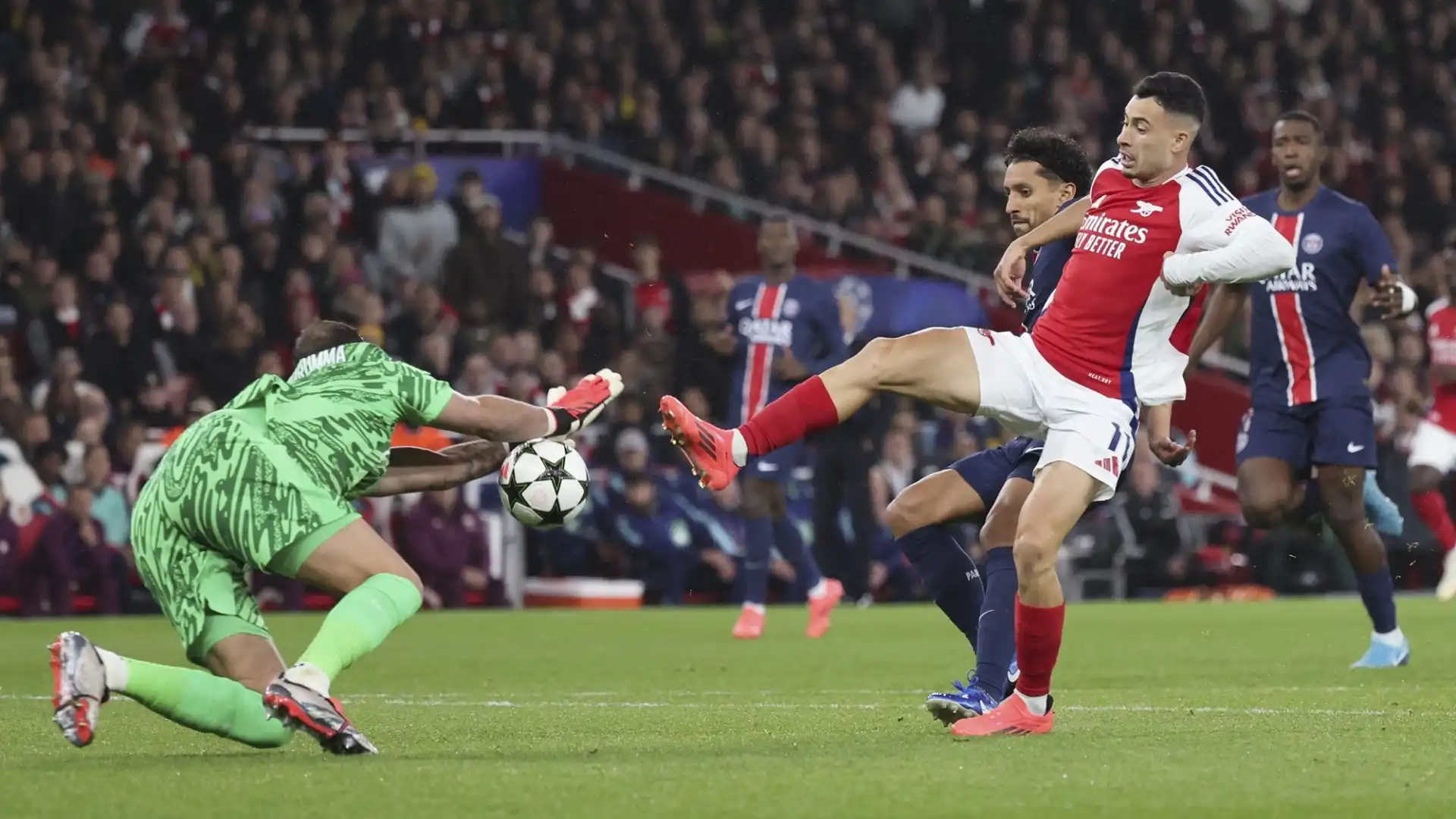 Tornato dopo un breve periodo di assenza, il portiere dell'Italia ha sbagliato in occasione dei due gol dei Gunners, e ha scatenato l'ira dei tifosi