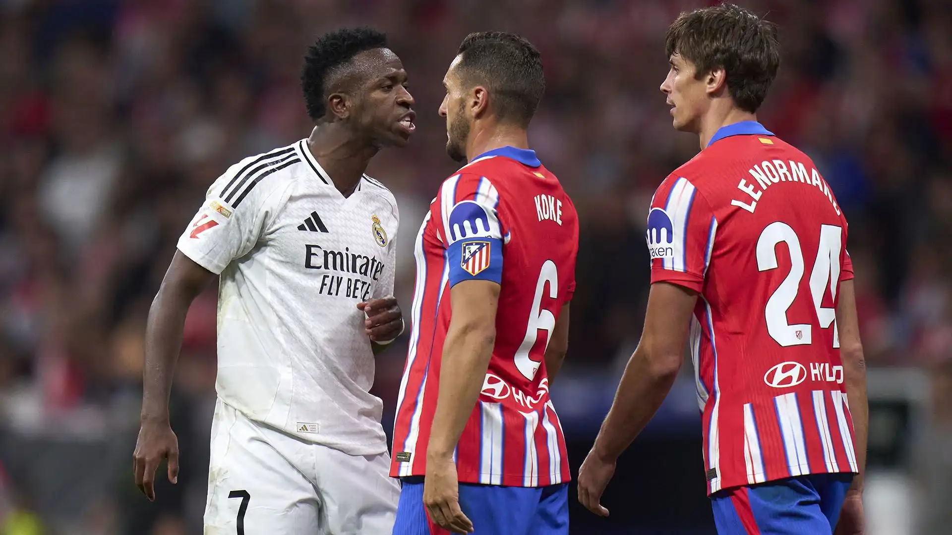 "Per questo io gioco qui nel Real Madrid", ha continuato Vinicius indicando lo stemma del Real sulla maglia