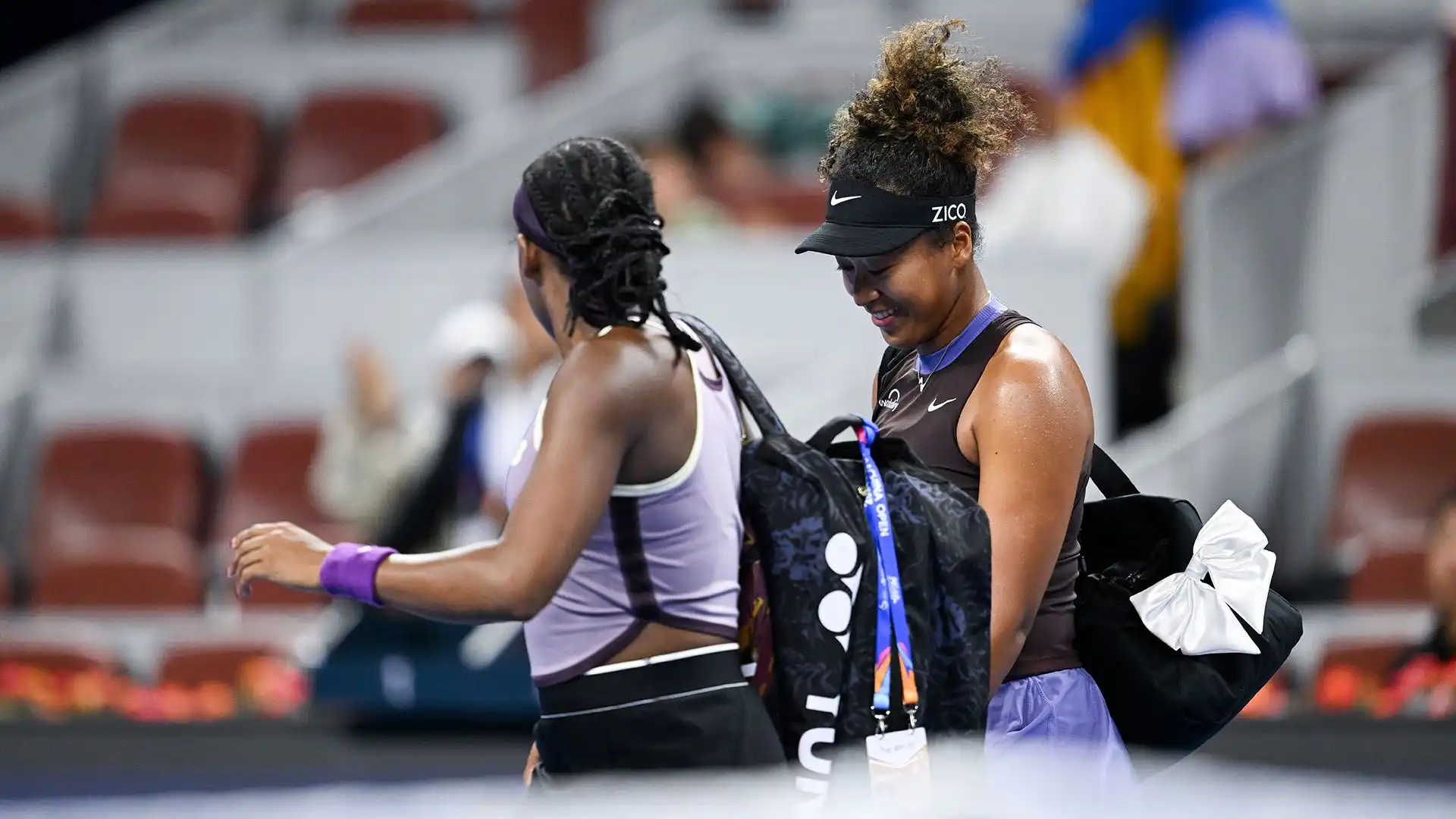 La tennista statunitense ha voluto aiutare Naomi Osaka portando i borsoni