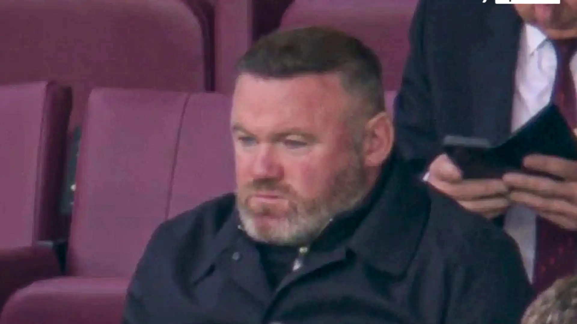 Inquadrato dalle telecamere di Sky in tribuna, Rooney ha però suscitato sconcerto e preoccupazione da parte dei suoi ex tifosi