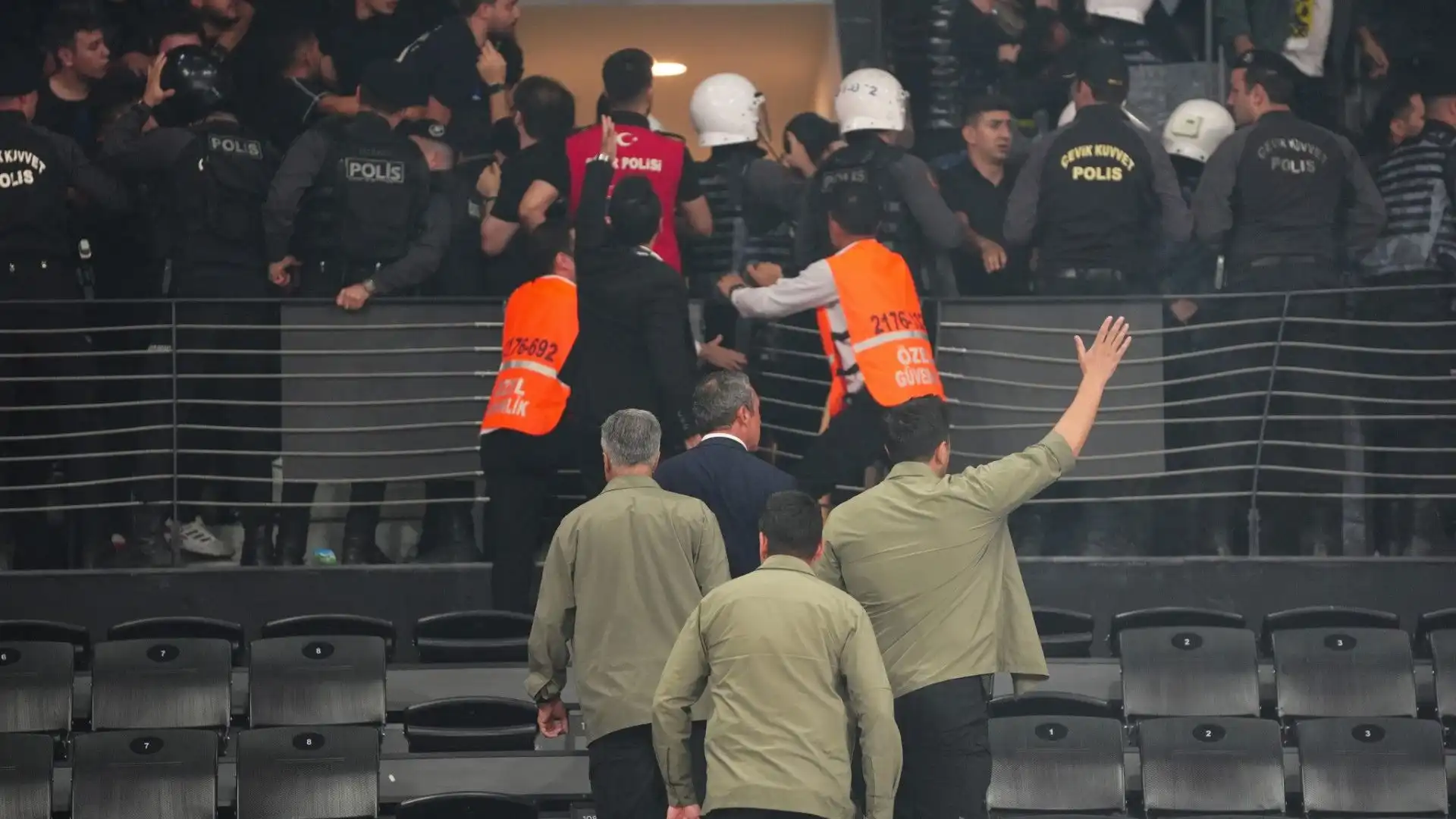 Scene assurde quelle viste durante la Supercoppa femminile FIBA tra Fenerbahce e Besiktas