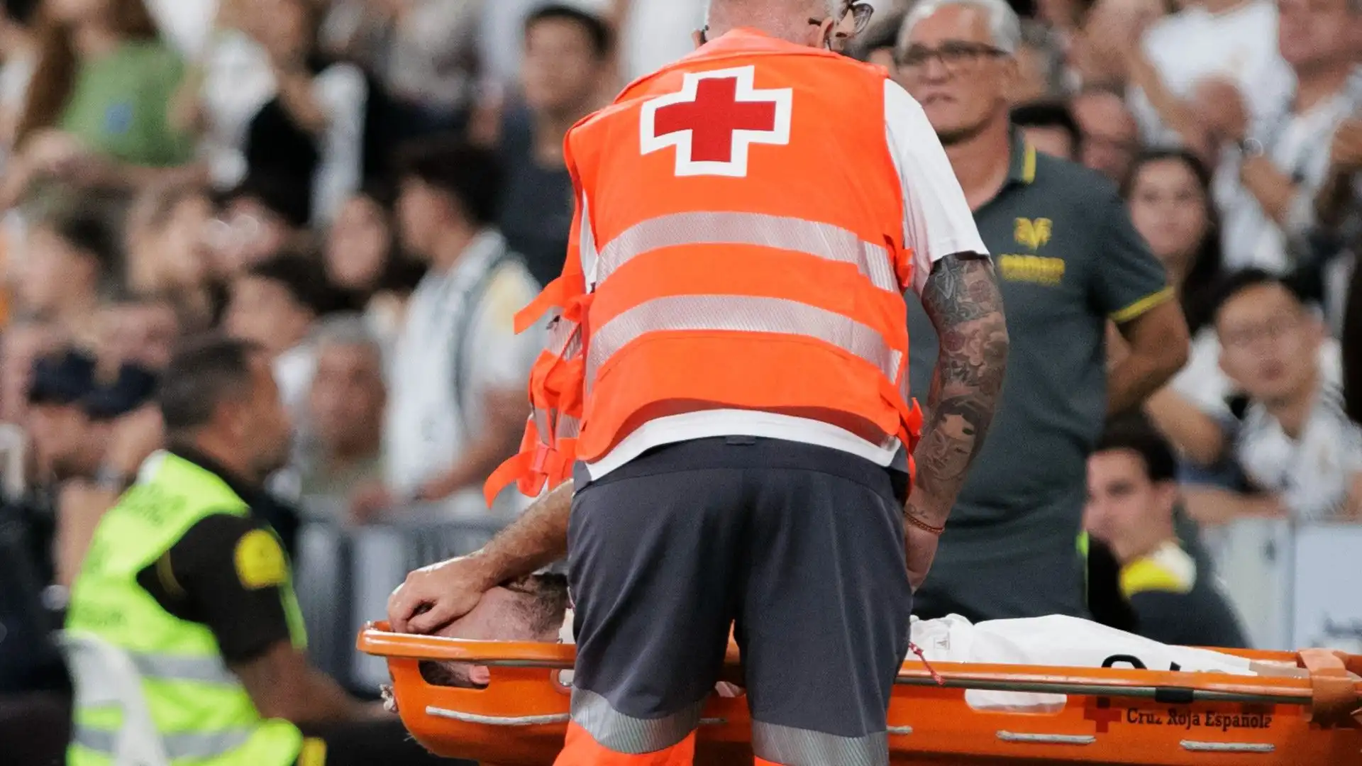 Lo stadio ha applaudito il campione mentre usciva dal campo disperato