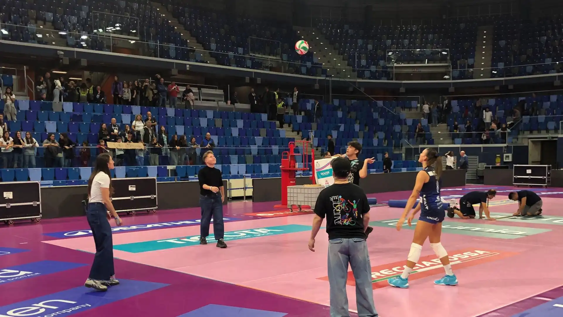 Le tante tifose appassionate di pallavolo non si aspettavano di vedere un altro dei loro idoli, stavolta extra sport.