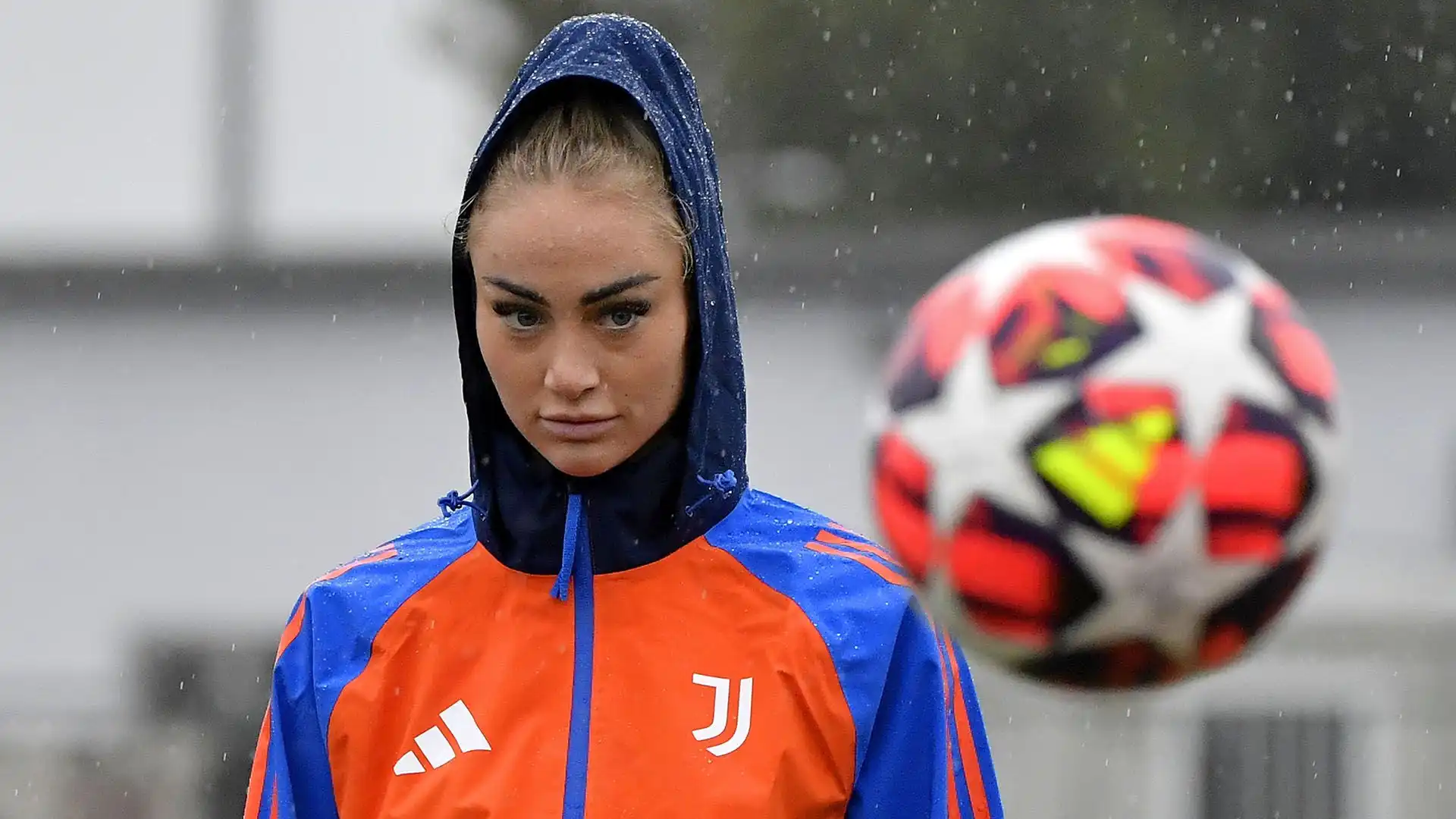 La centrocampista svizzera si trovava in ritiro con la Juventus Women