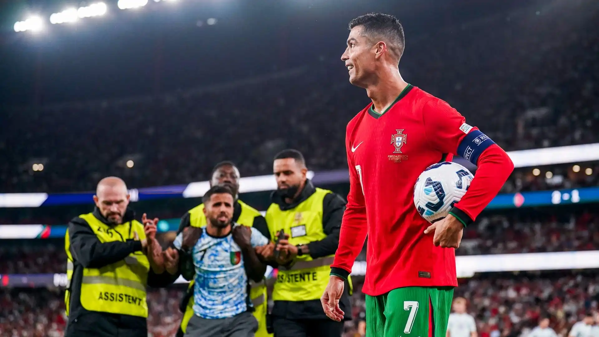 Ronaldo a settembre era stato criticato per una certa freddezza nei confronti di un invasore di campo nella precedente partita del Portogallo contro la Scozia