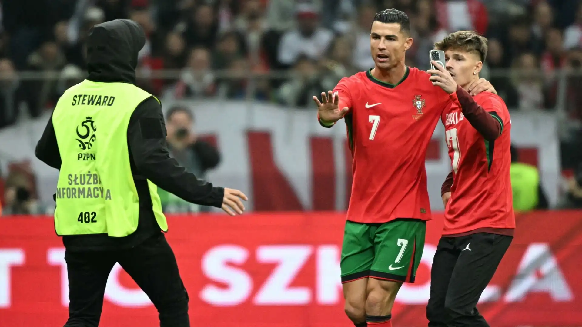 Ronaldo è stato disponibile a farsi scattare un selfie e al contempo ha chiesto agli steward di non essere troppo bruschi