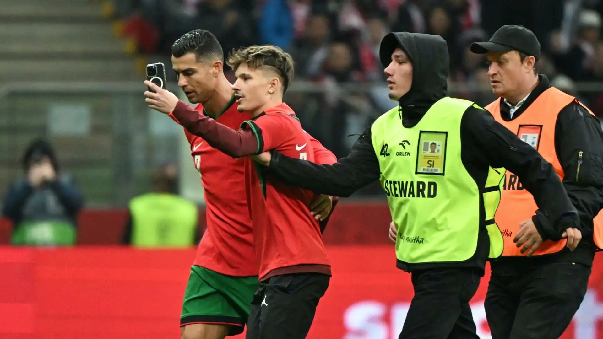 Ronaldo ha accompagnato fuori dal campo il tifoso insieme agli addetti alla sicurezza