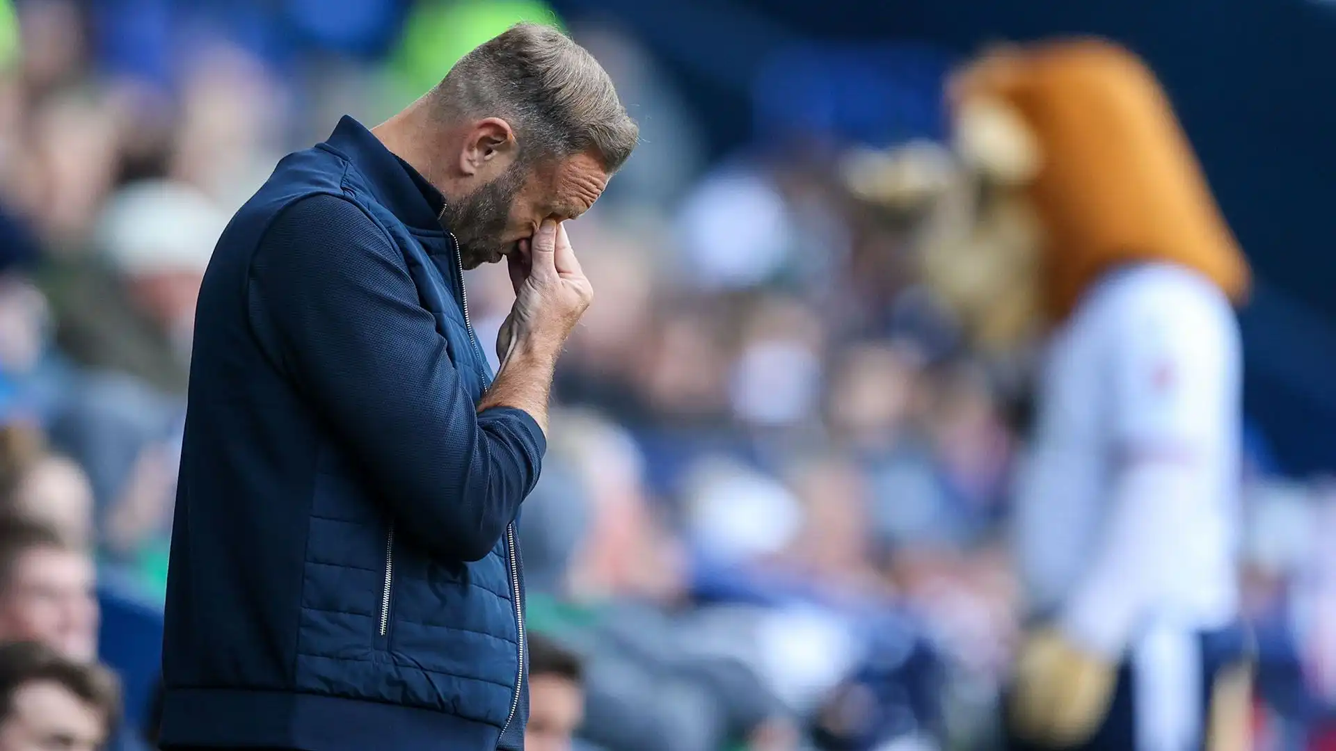 Il manager del Bolton Ian Evatt rischia la squalifica dopo quanto successo durante la partita di League One contro lo Shrewsbury Town