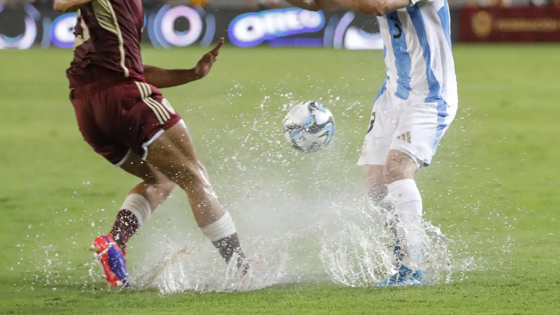 Il campo è completamente allagato: l'Argentina e Messi sono furiosi