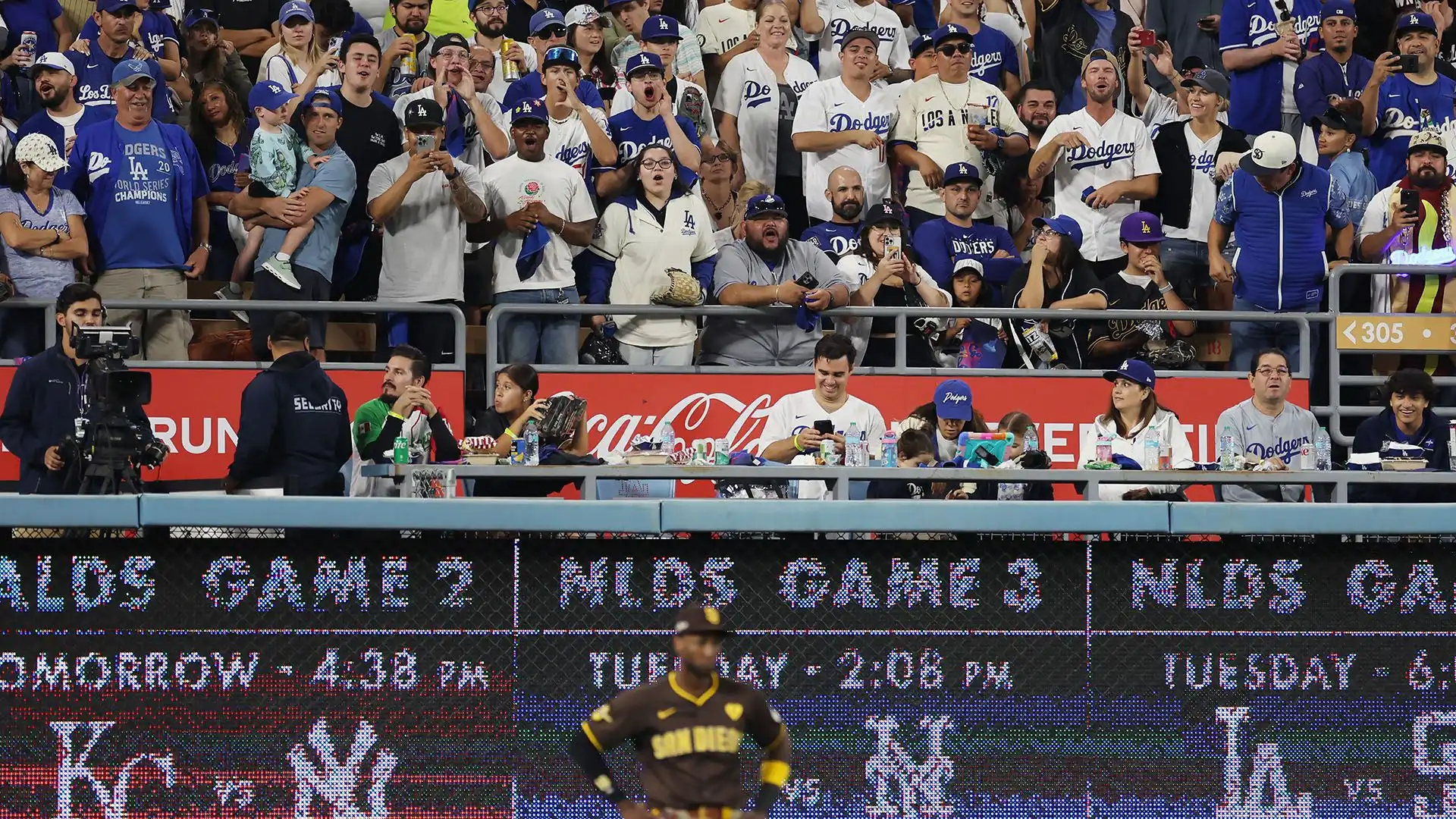 Dopo alcuni insulti, i tifosi dei Dodgers hanno lanciato alcune palle in campo