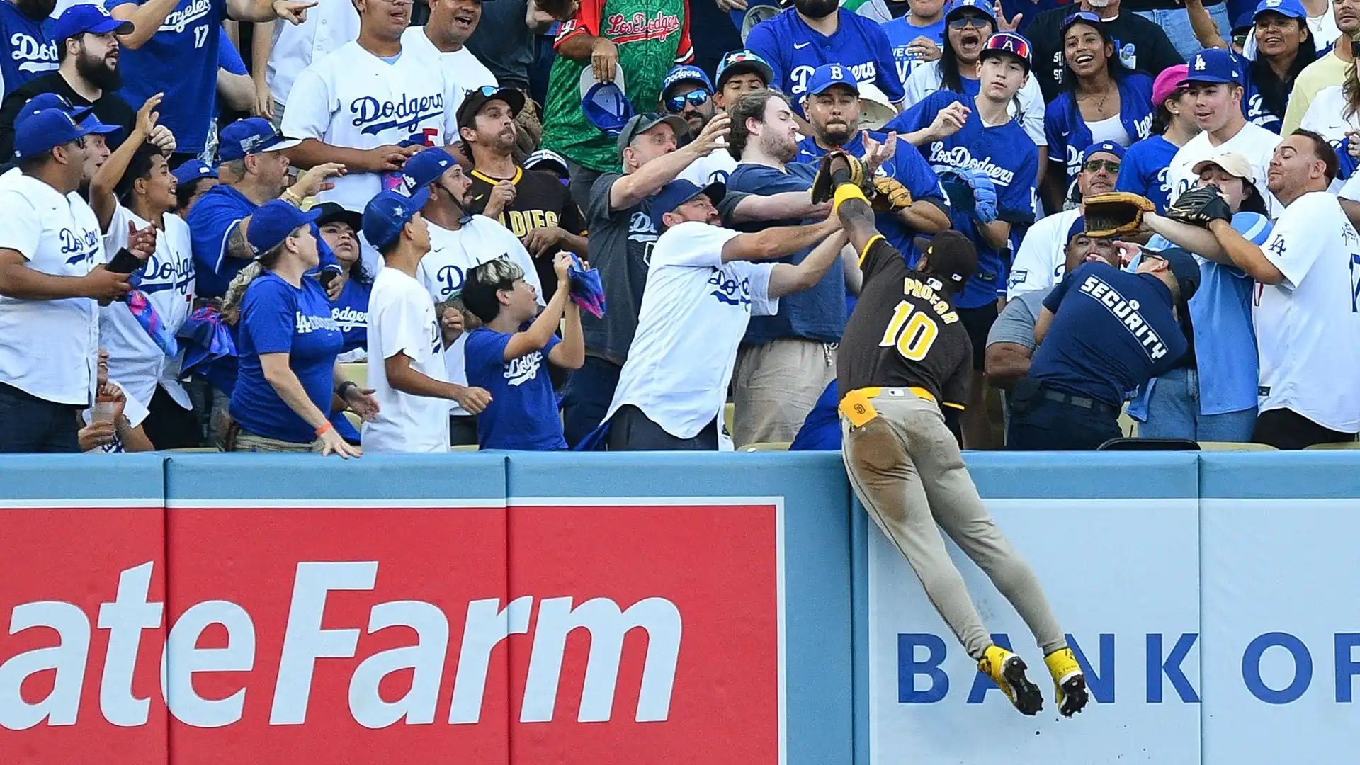 Durante la partita di MLB contro i Los Angeles Dodgers, Profar è riuscito ad evitare il fuoricampo di Mookie Betts durante il primo inning