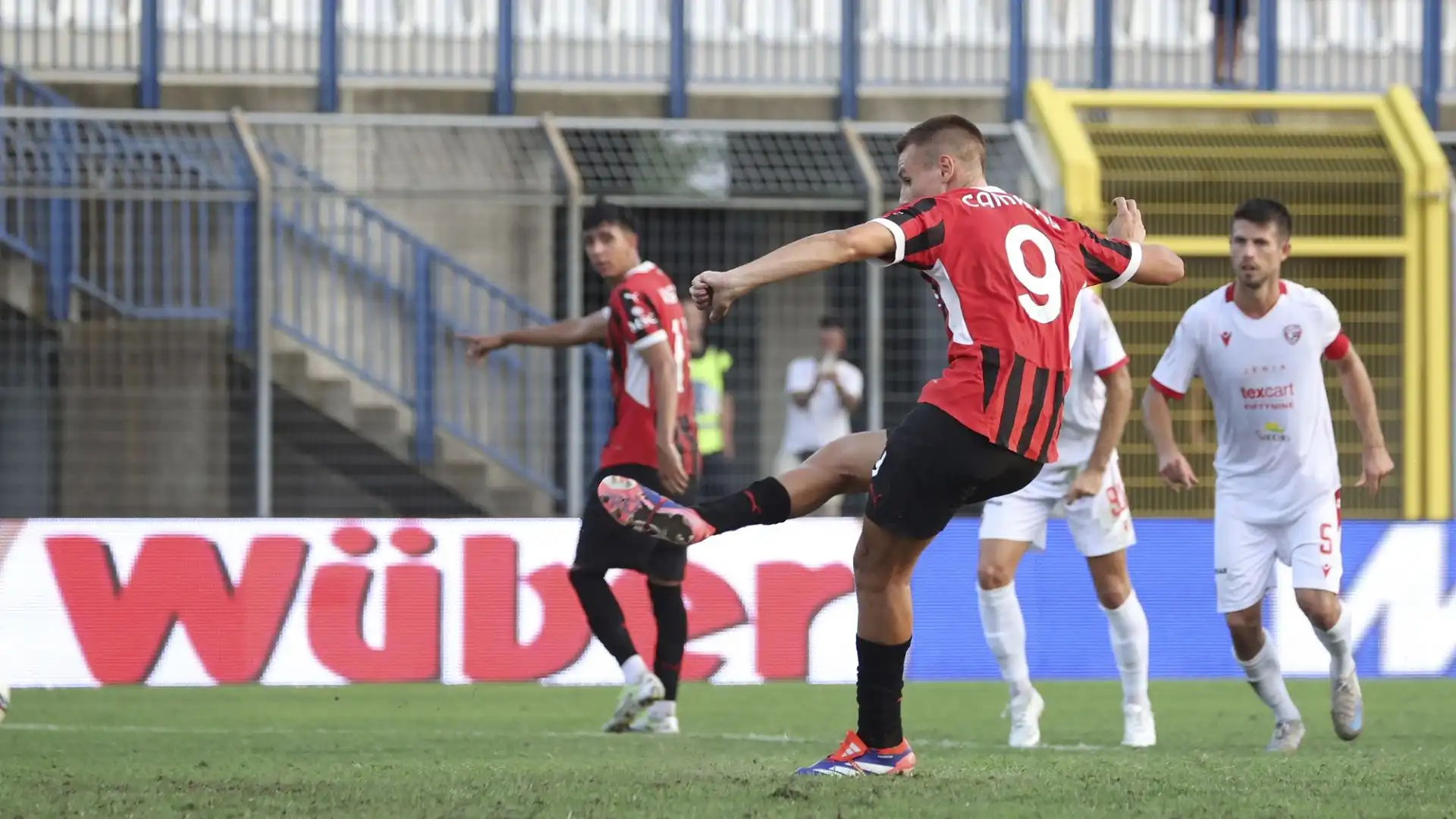 Sui social è esplosa la rabbia contro il presidente della FIGC, da tempo inviso al popolo rossonero, che lo considera vicino all'Inter