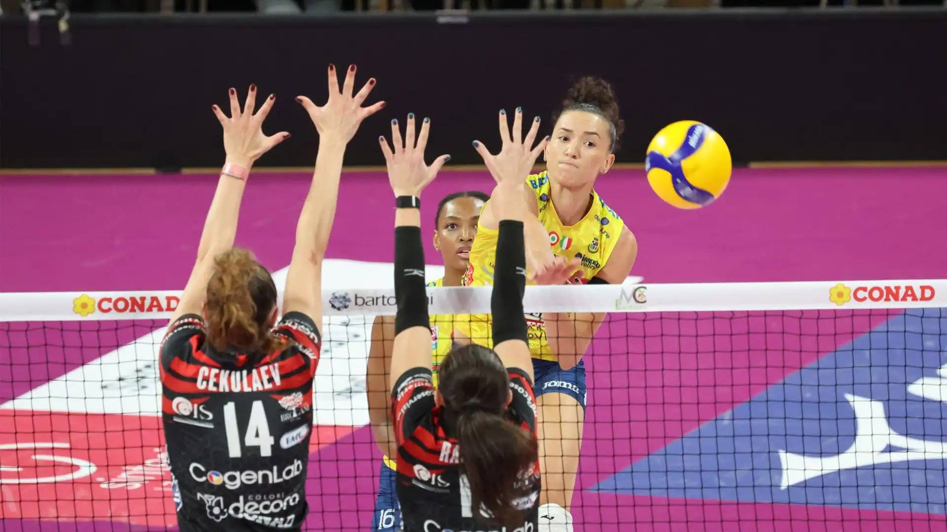 Terza vittoria in tre gare di campionato per le Pantere della Prosecco DOC Imoco Volley che hanno violato il PalaBarton di Perugia.