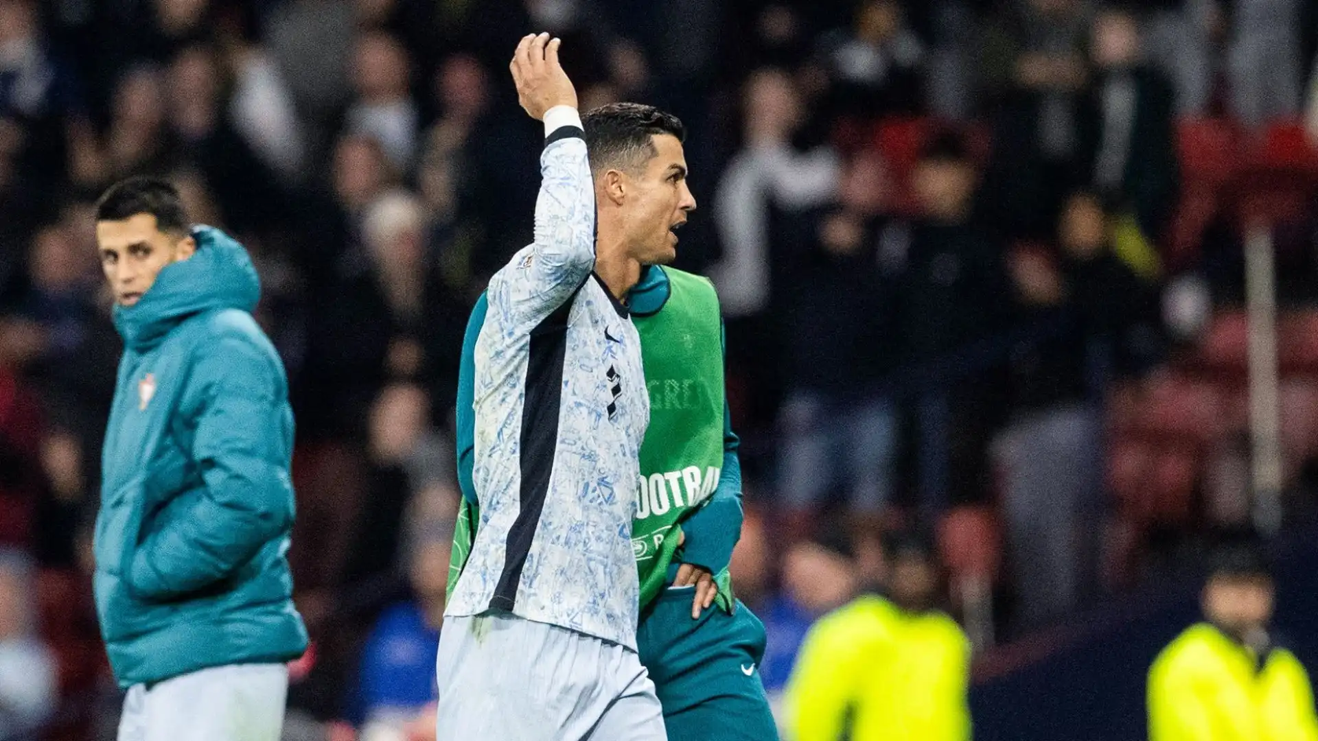 Cristiano Ronaldo furibondo durante la partita contro la Scozia