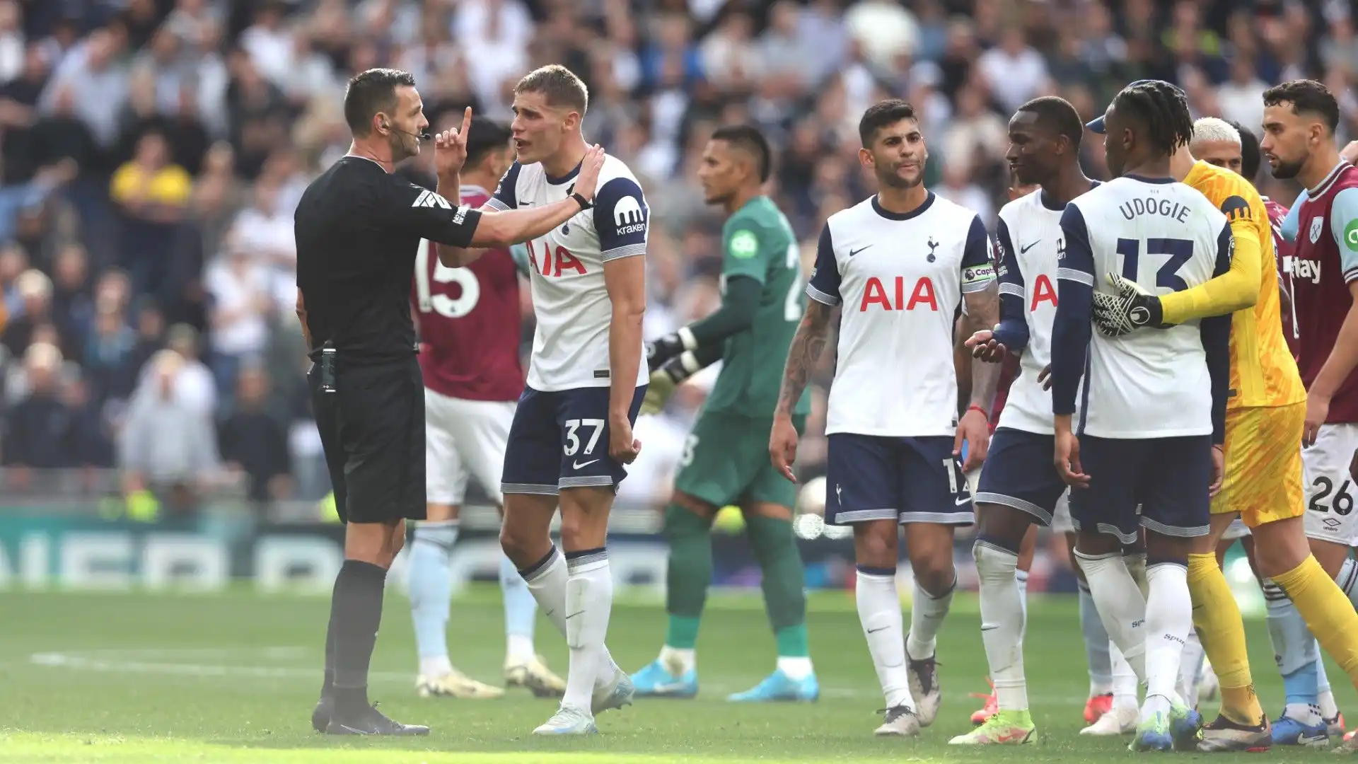 I calciatori del Tottenham erano furiosi con l'arbitro