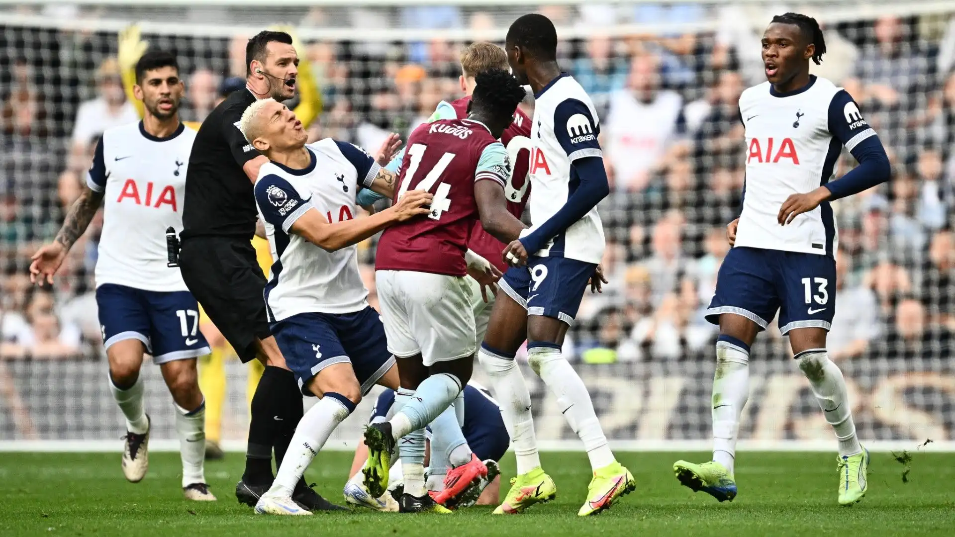 Davvero assurdo quanto successo nel finale di partita tra Tottenham e West Ham