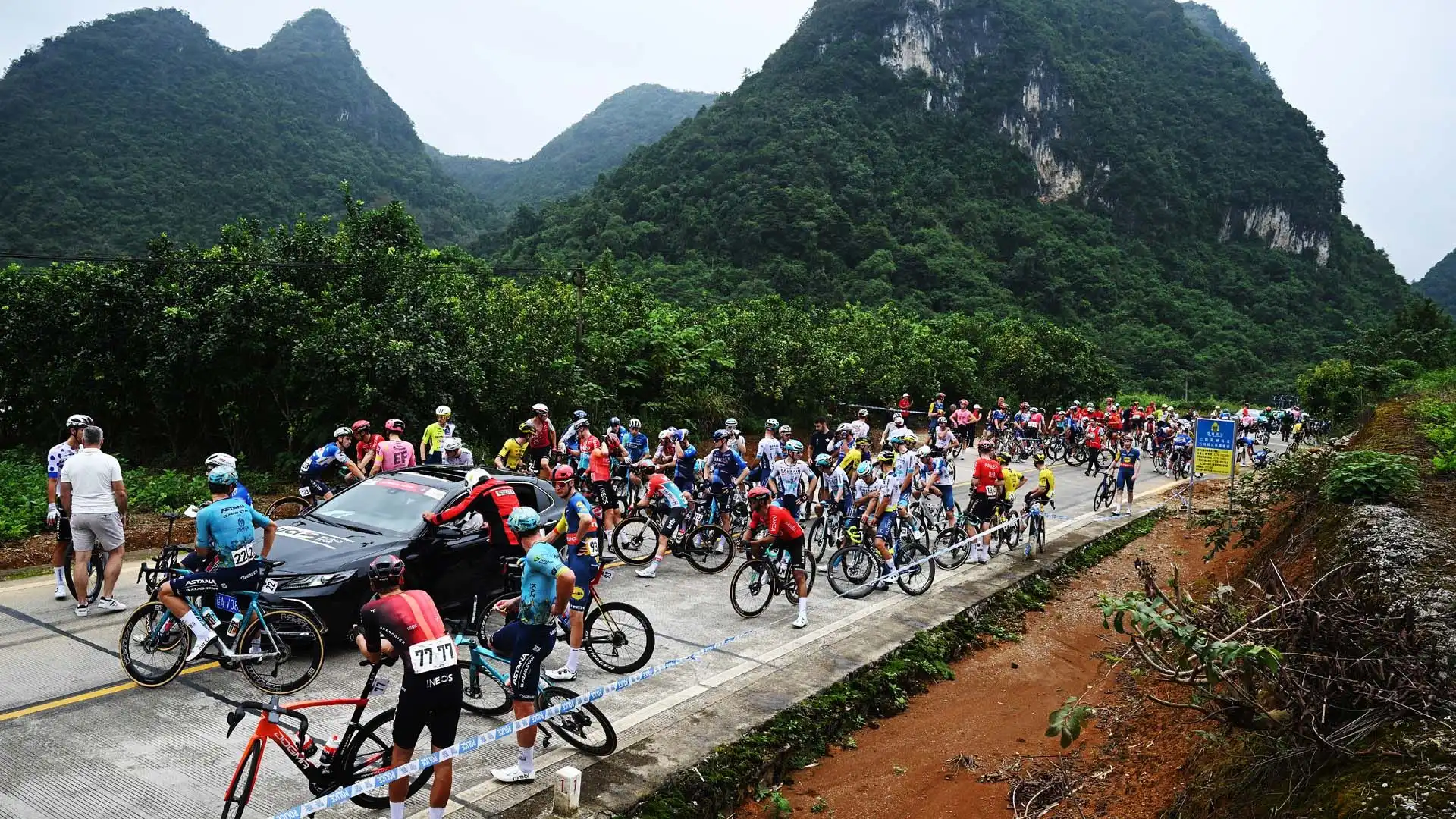 Out, tra gli altri, Jhonatan Narvaez (Ineos Grenadiers), Vegard Stake Laengen (UAE Team Emirates), e Mikkel Honoré (EF Education-EasyPost)