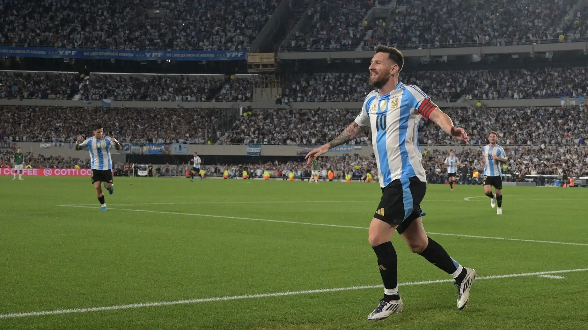 Il suo record di gol con la maglia dell'Argentina è di 5 reti, segnate contro l'Estonia nel 2022