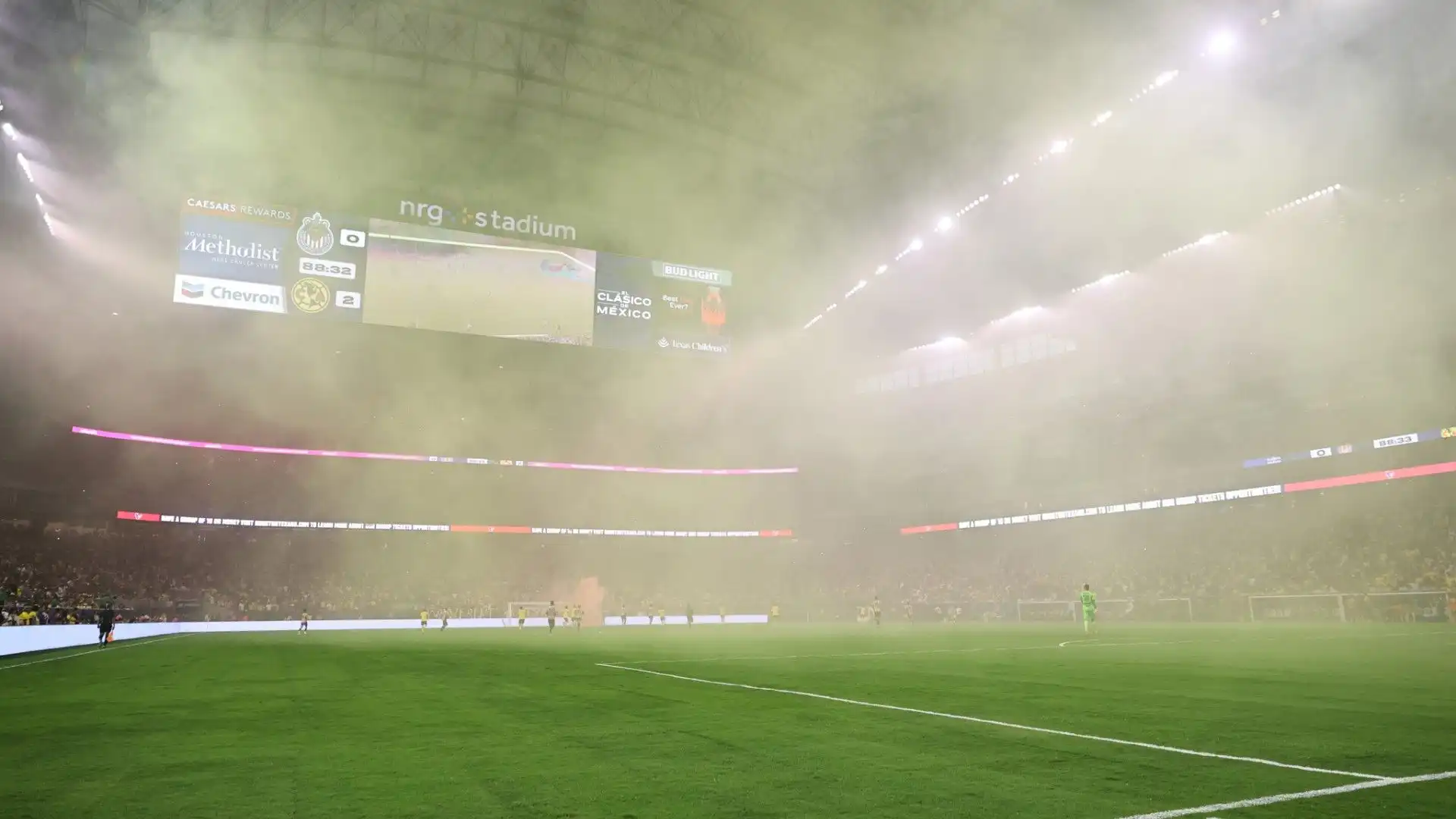 Doveva essere una partita amichevole ma i tifosi di Club América e Guadalajara non si sono risparmiati