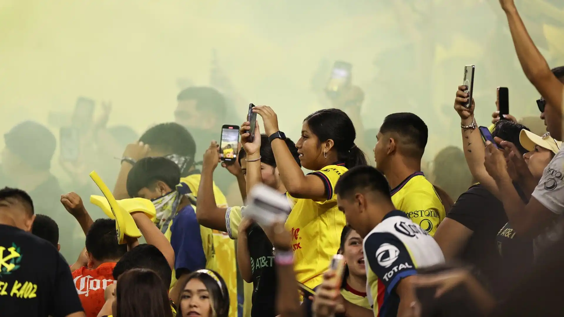 I tifosi allo stadio hanno colto l'occasione per scattare fotografie