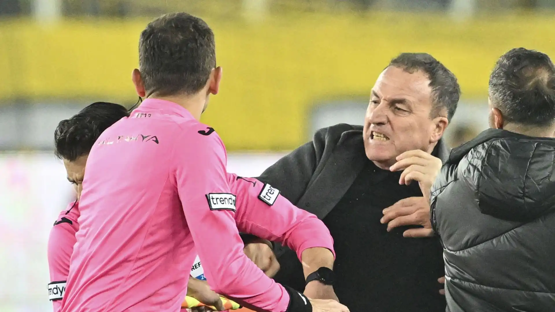 Faruk Koca è stato squalificato a vita dopo aver aggredito l'arbitro al termine della gara tra Ankaragucu e il Rizespor, valida per il campionato turco