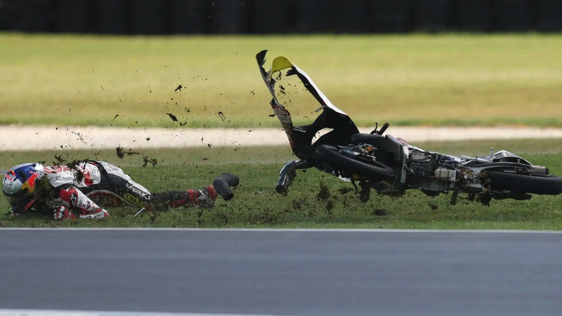 Non ha riportato particolari conseguenze fisiche, ma la moto è stata pesantemente danneggiata