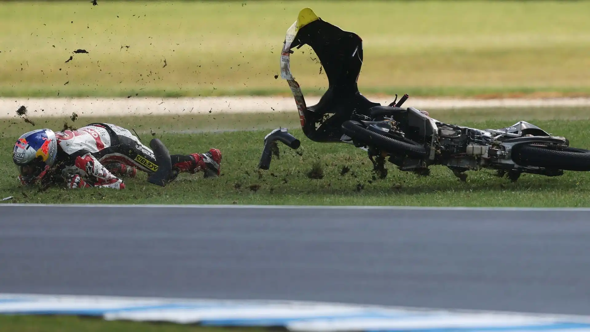 In Moto3 a causa dell'asfalto bagnato della pista australiana succede di tutto durante le prove libere