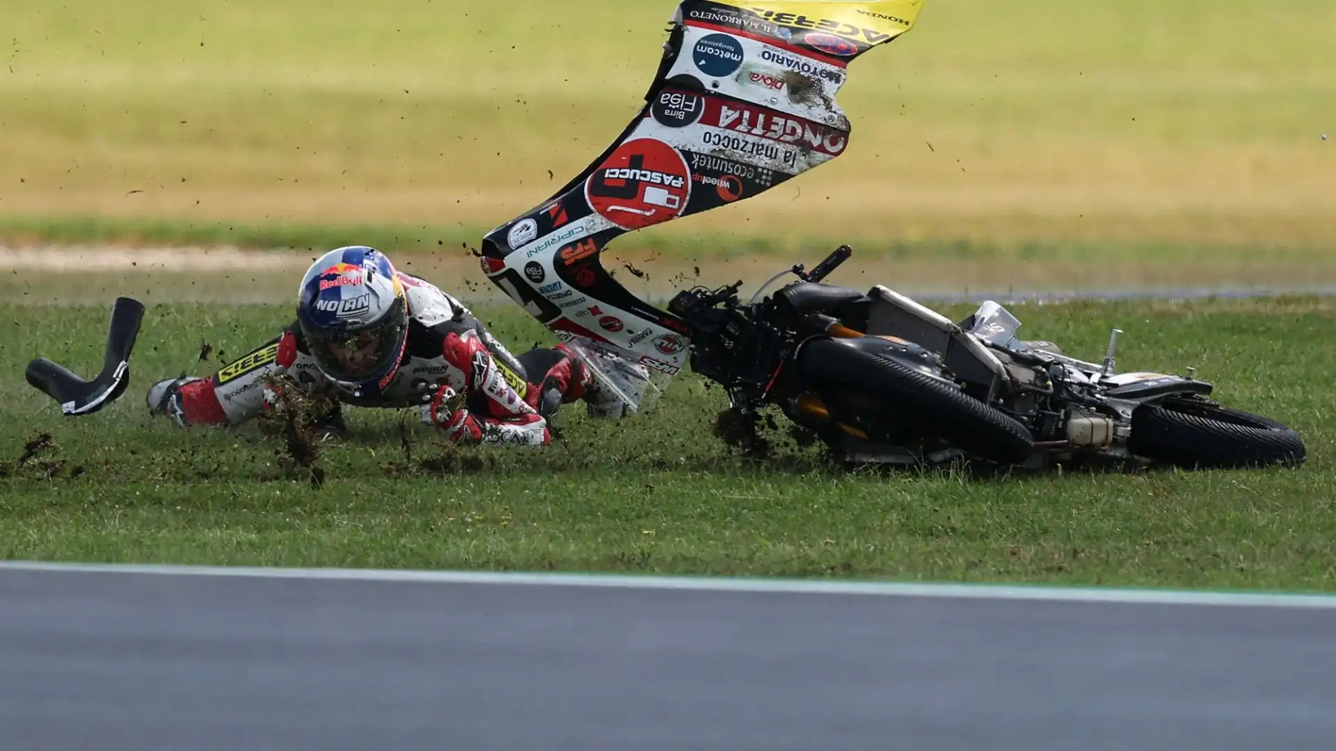 Il motociclista 19enne è scivolato in curva 4, e poi sull'erba