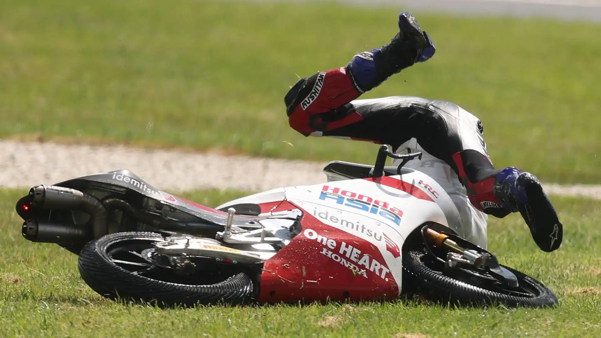 Finito fuori pista sull'erba bagnata, è stato disarcionato dalla sua moto: non ha riportato serie conseguenze