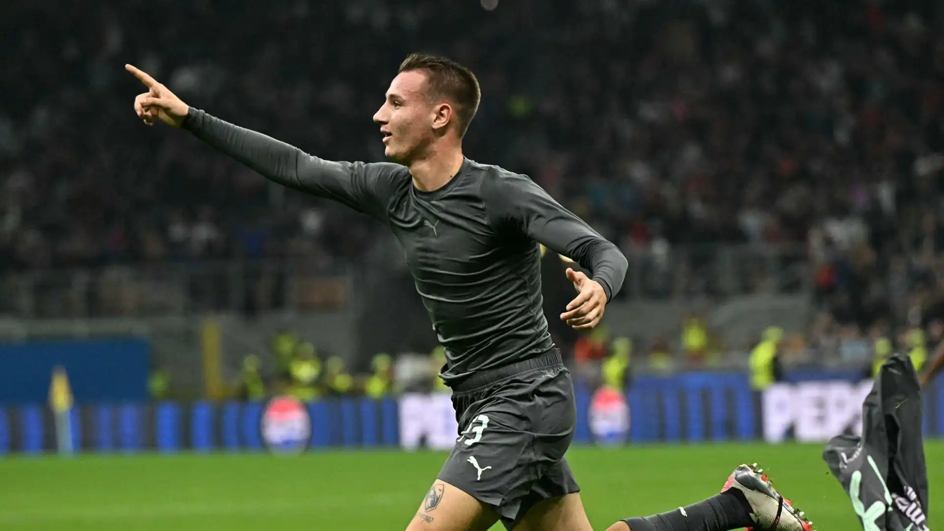 Francesco Camarda segna il suo primo gol in Champions League a 16 anni (poi annullato) e i compagni di squadra lo celebrano degnamente