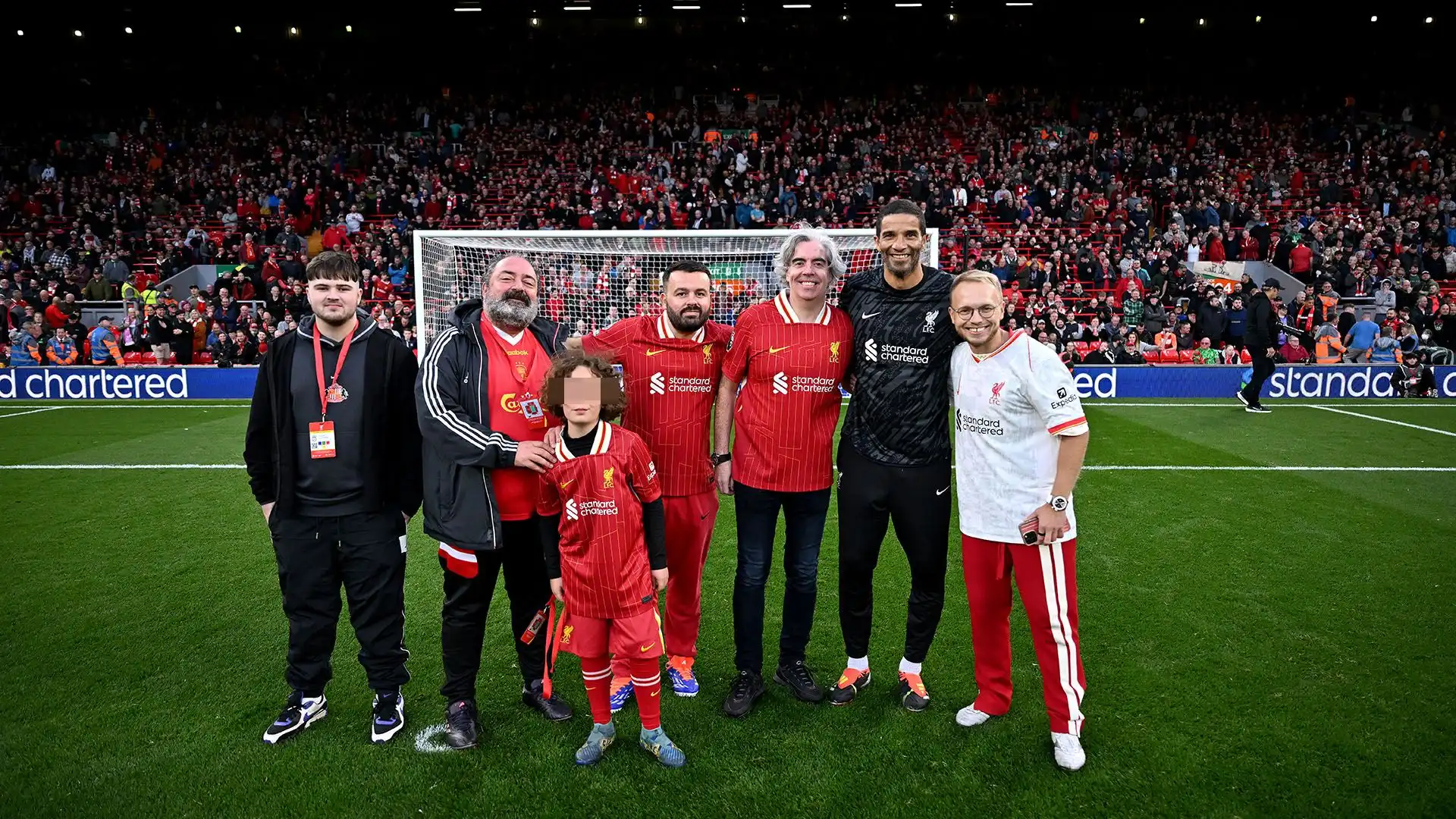 Durante l'intervallo del match tra Liverpool e Chelsea, alcuni tifosi hanno sfidato per beneficenza l'ex portiere del Liverpool David James ai calci di rigore