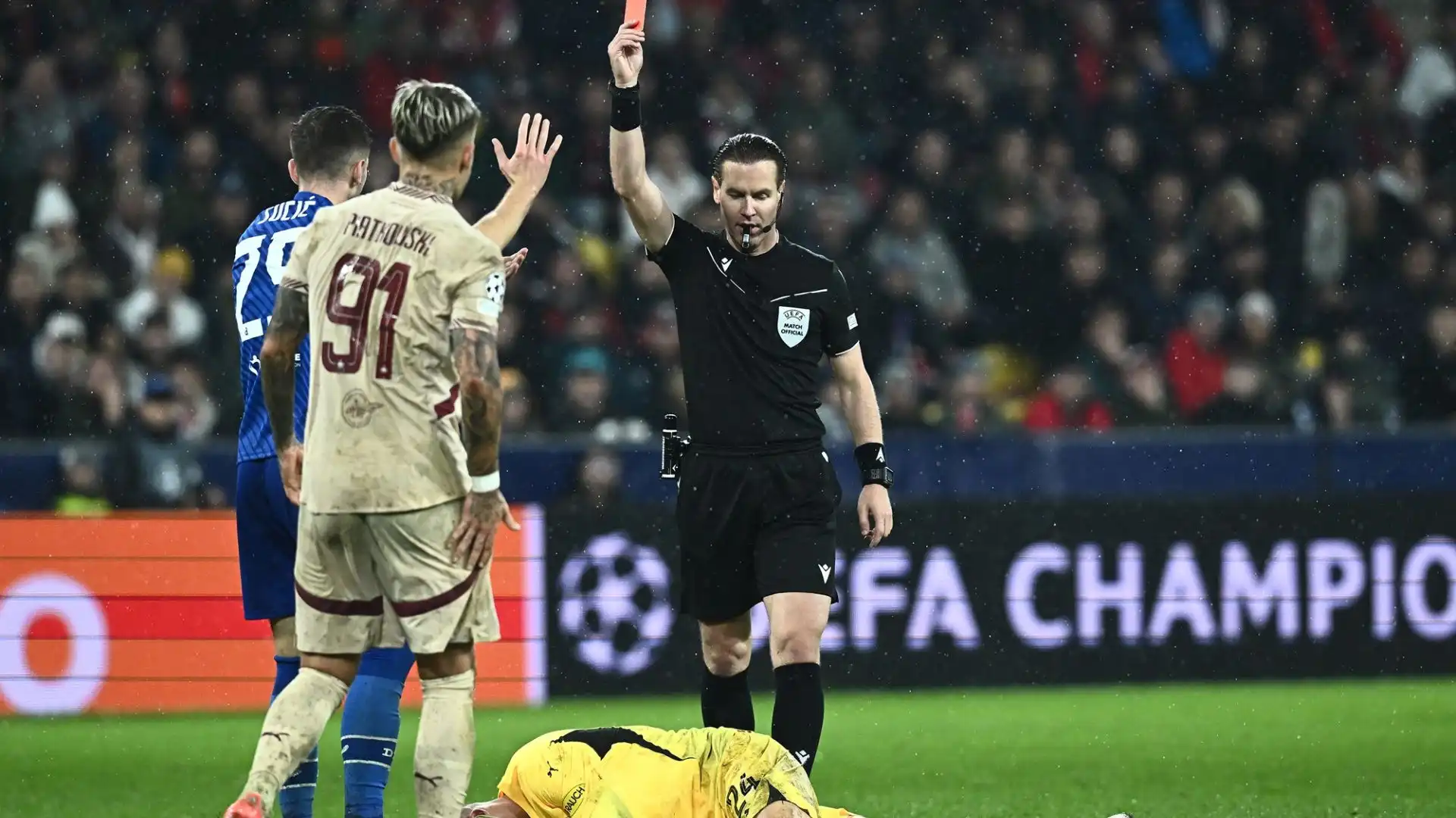 Il portiere è stato immediatamente espulso dall'arbitro, anche per il successivo intervento con le mani fuori dall'area