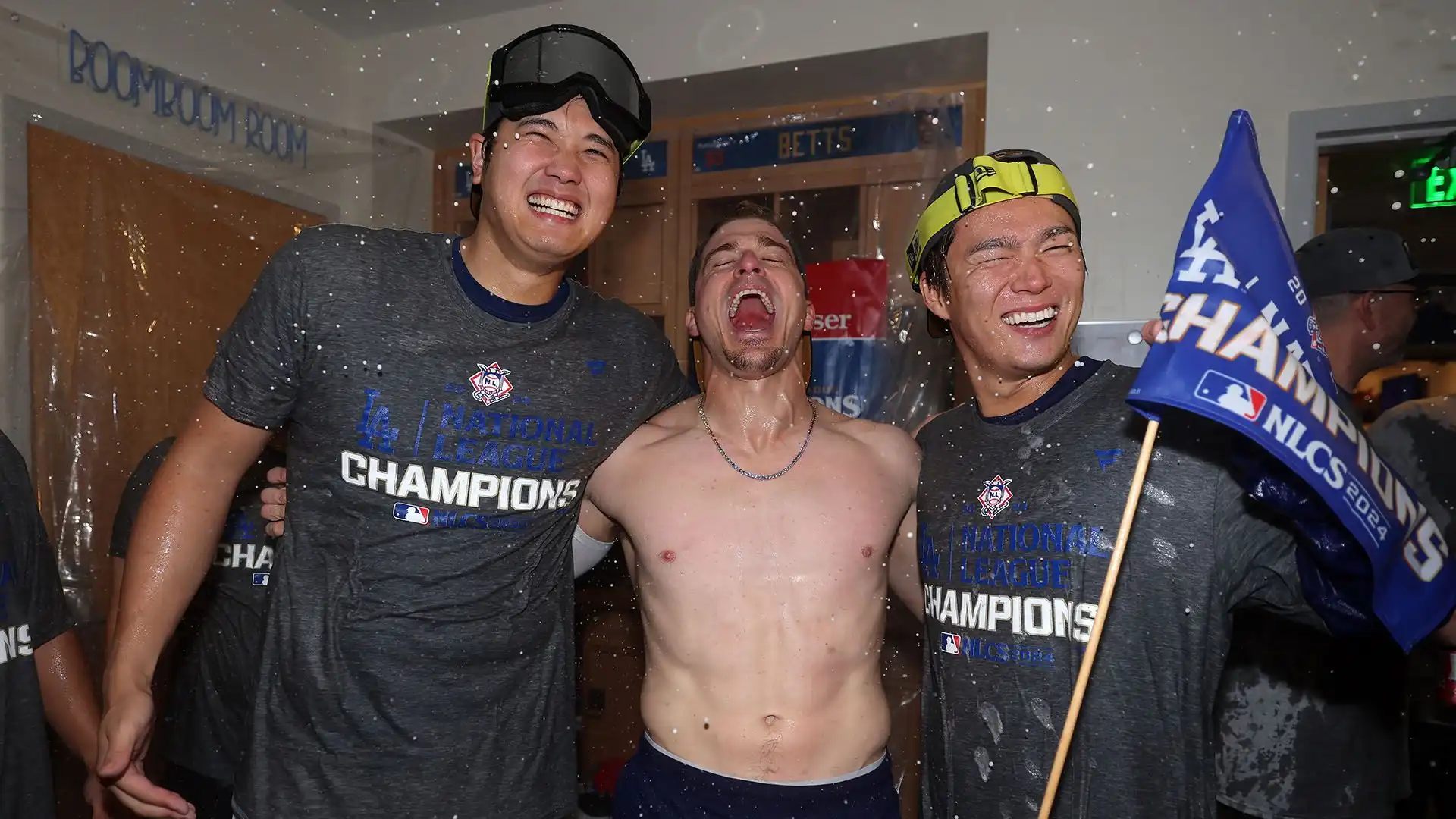 Ohtani vuole coronare una stagione di altissimo livello. In questa foto festeggia con il connazionale Yamamoto