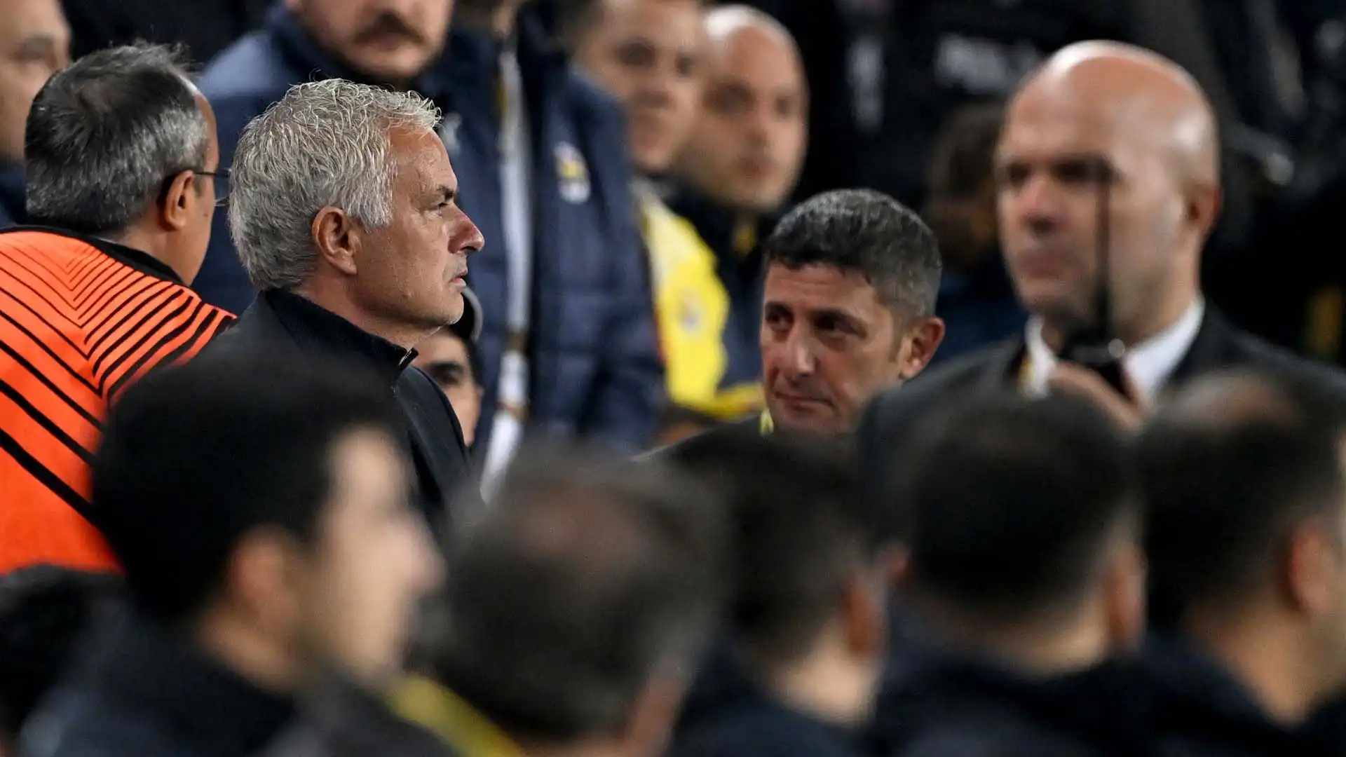 Mourinho, allora, si è intrufolato tra i tifosi di casa per assistere al resto del match, chiusosi in pareggio