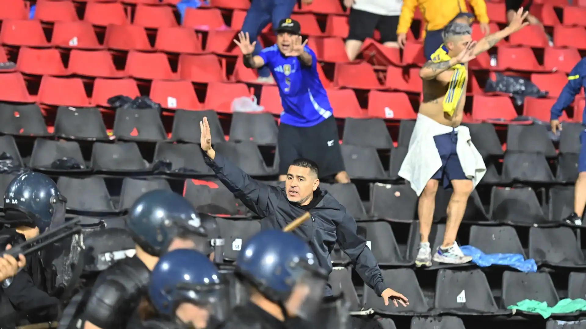 Violenti scontri tra polizia e tifosi prima della partita tra il Boca Juniors e il Gimnasia La Plata, in Argentina