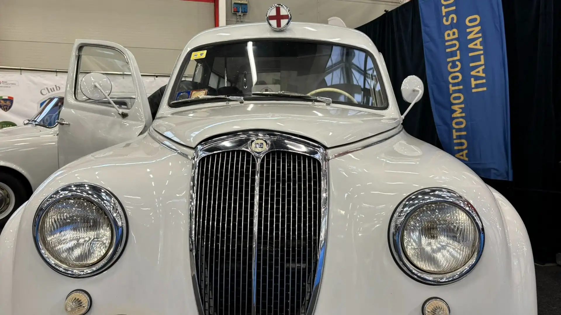 Ci sono due novità al Salone dell'Automobile di Torino dell'aprile 1954