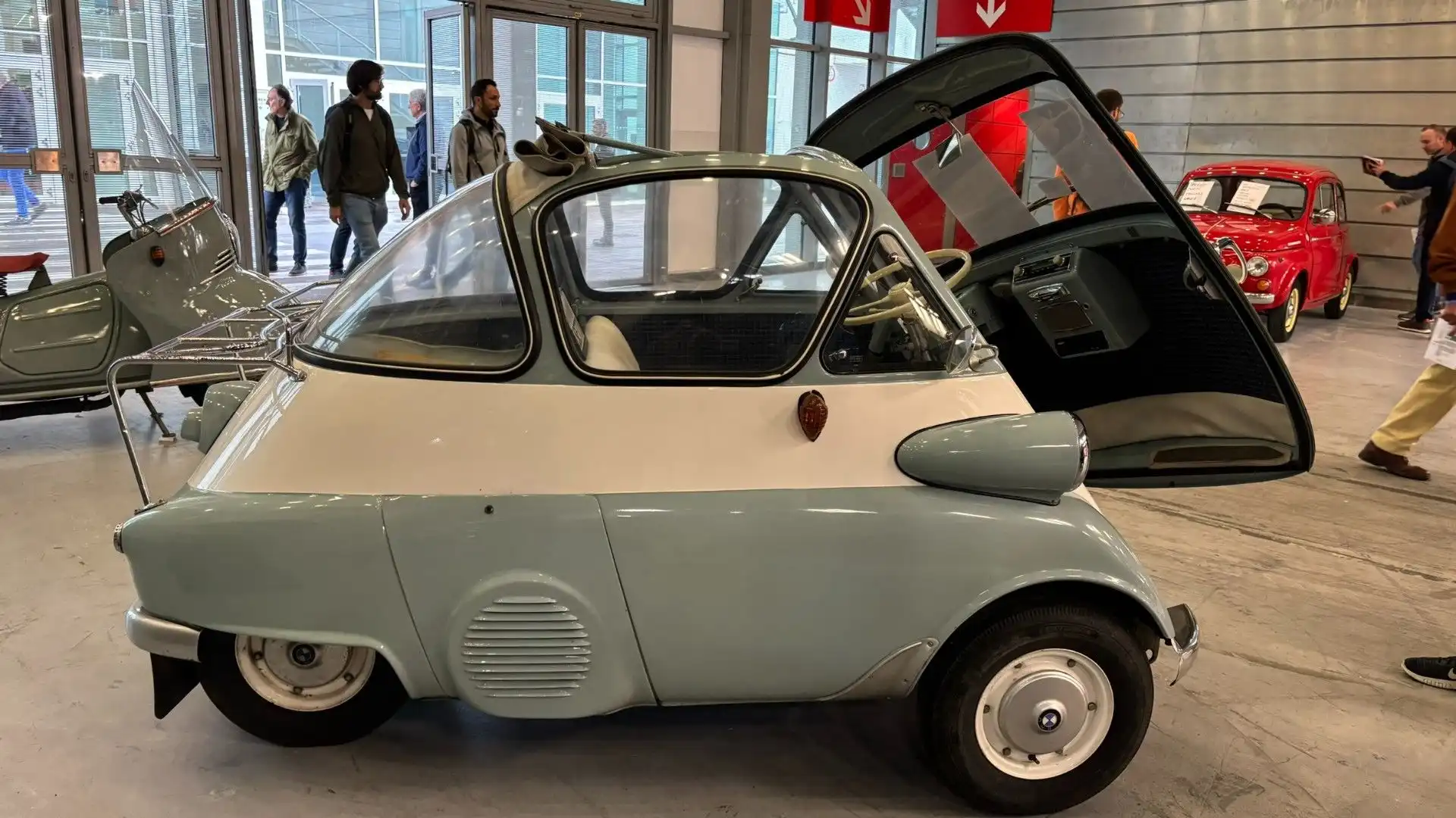 Come primo passo BMW si dedicò a migliorare il motore e il telaio della microcar italiana