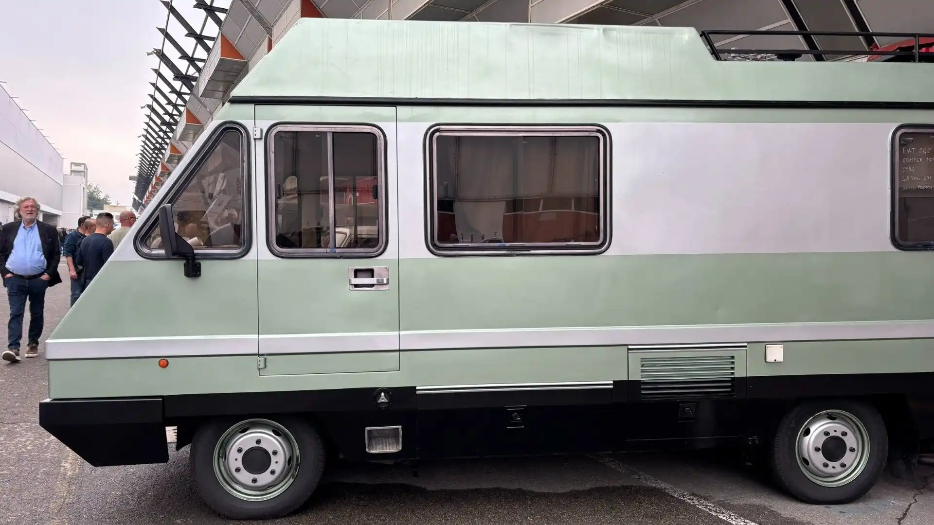 Oggi, il Fiat 242 è apprezzato dagli appassionati di camper vintage per il suo stile unico