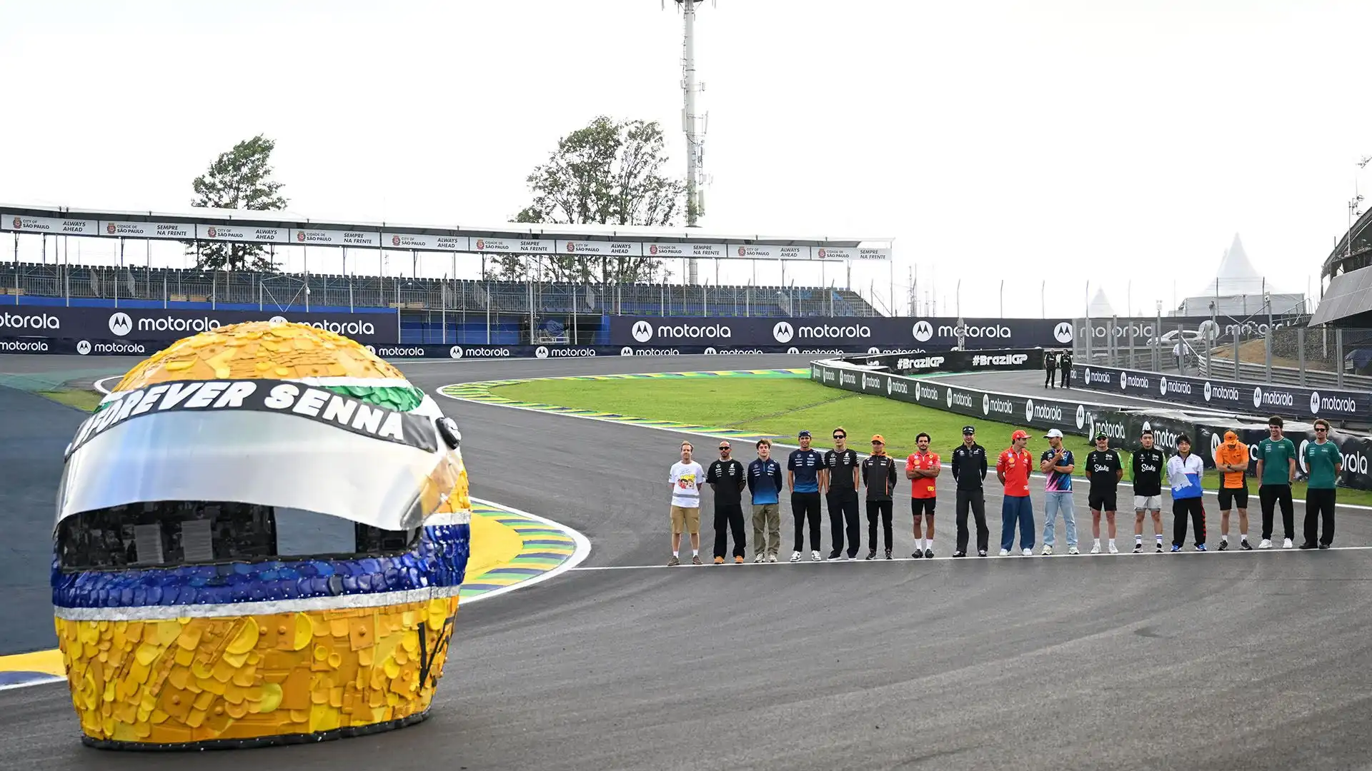 Alla vigilia del weekend in Brasile un casco gigante, replica di quello del leggendario pilota, è stato portato in pista