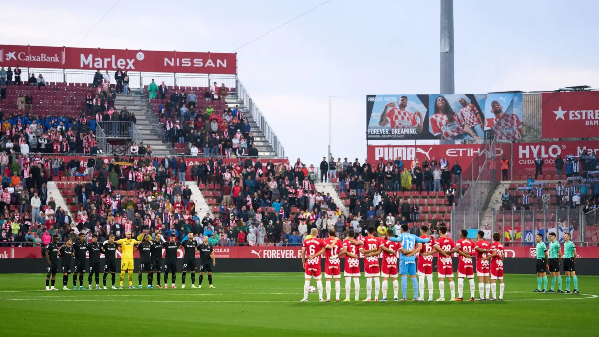 Prima del match è stato osservato il minuto di silenzio in ricordo delle vittime delle alluvioni