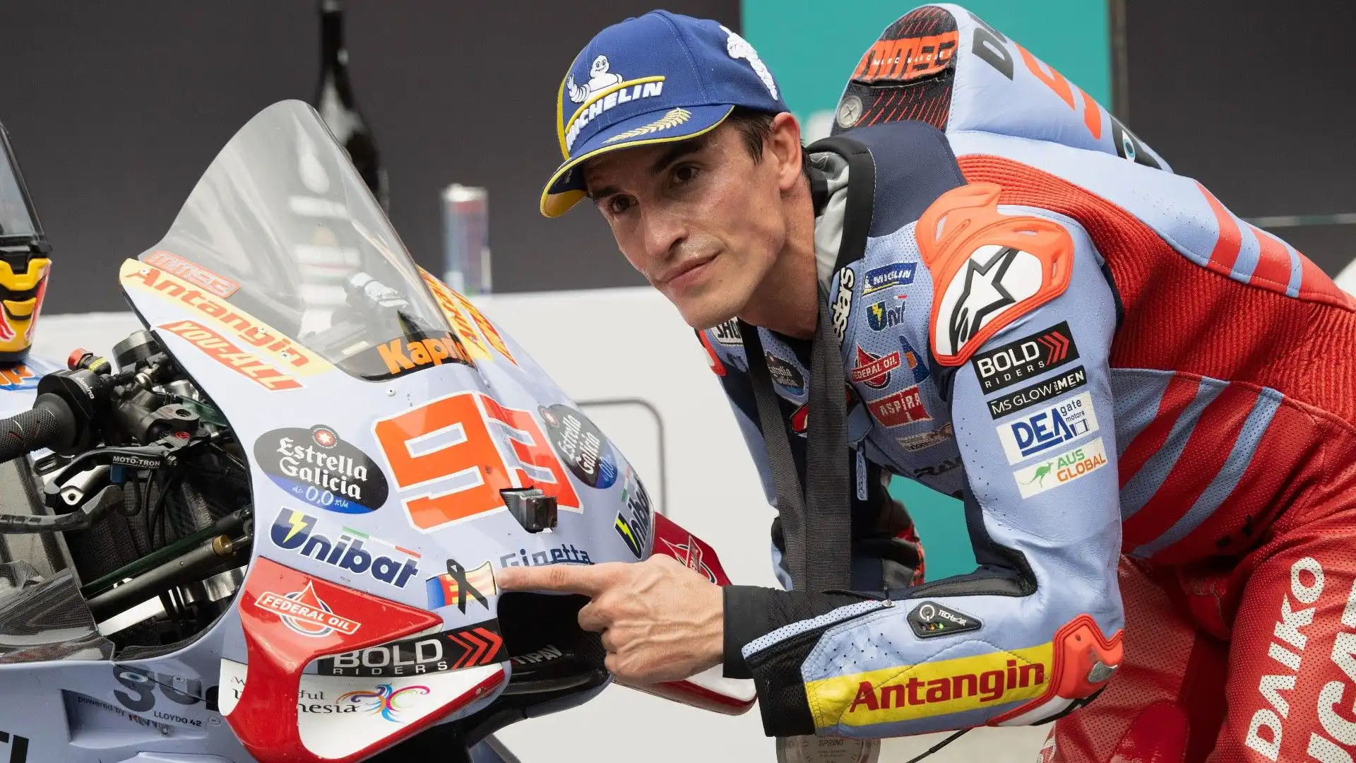 Marc Marquez ha applicato un adesivo speciale sulla sua moto