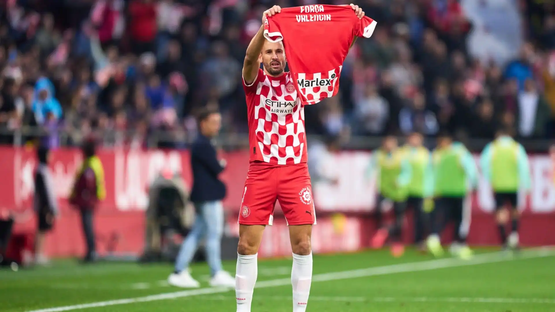 Anche Cristhian Stuani ha esposto la stessa maglia dopo il suo gol