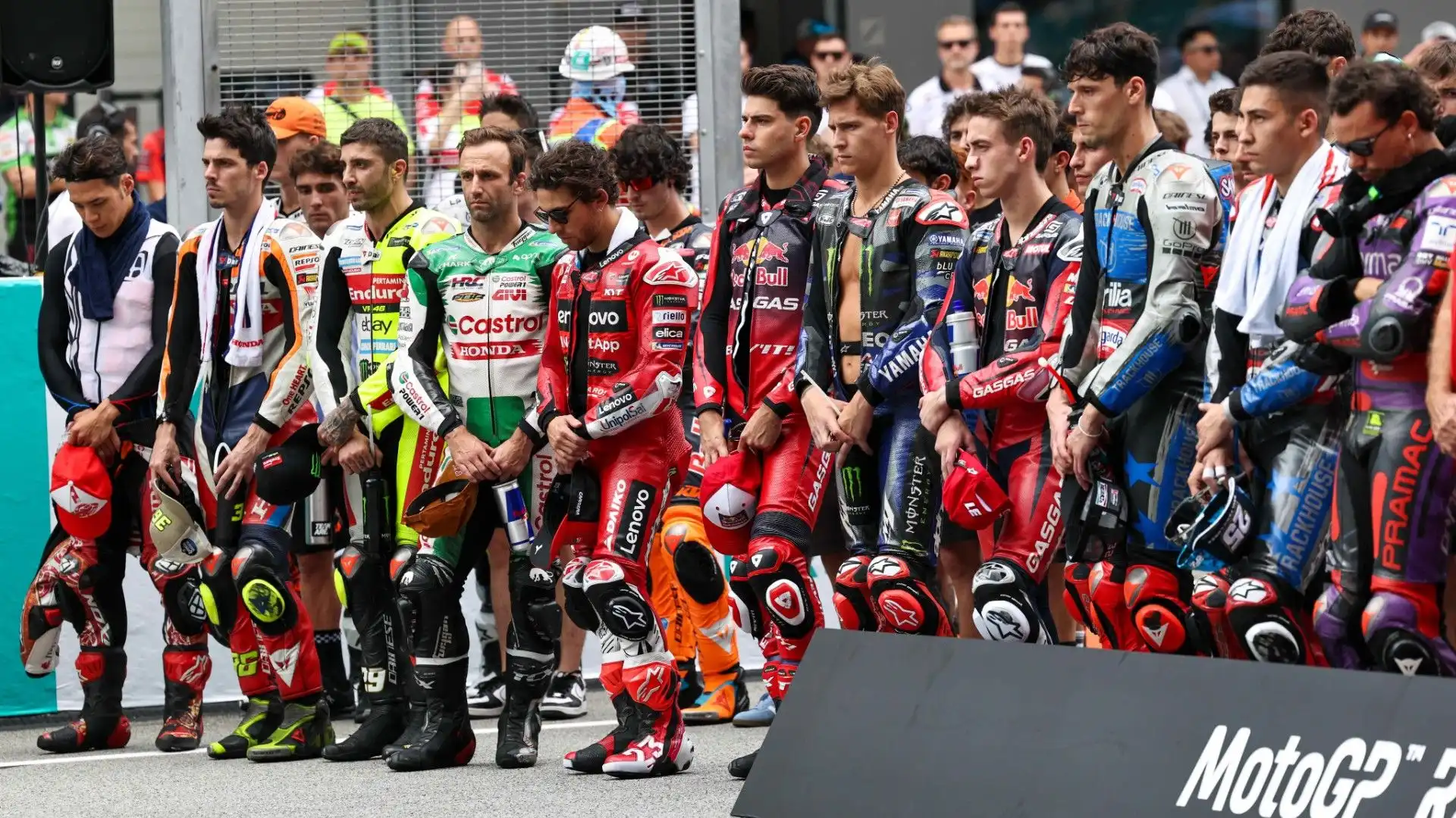 Anche la MotoGp ha reso omaggio alle vittime di Valencia