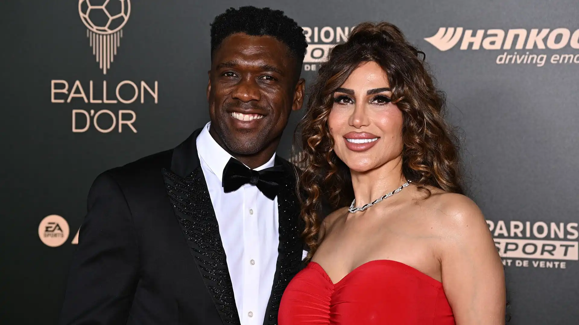 Il grande ex del Milan Clarence Seedorf sorride con Sophia Makramati