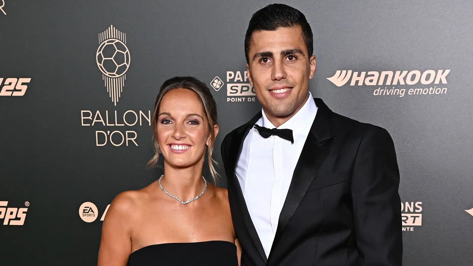 Il Pallone d'Oro 2024 Rodri in compagnia di Laura Iglesias