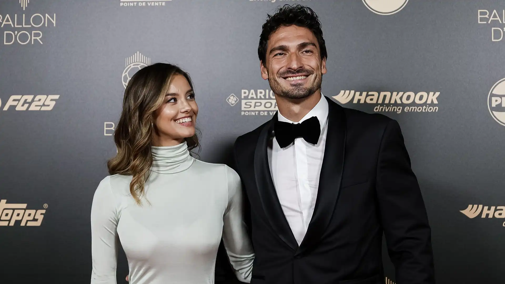 Mats Hummels sfila orgoglioso con la sua nuova fidanzata a Parigi